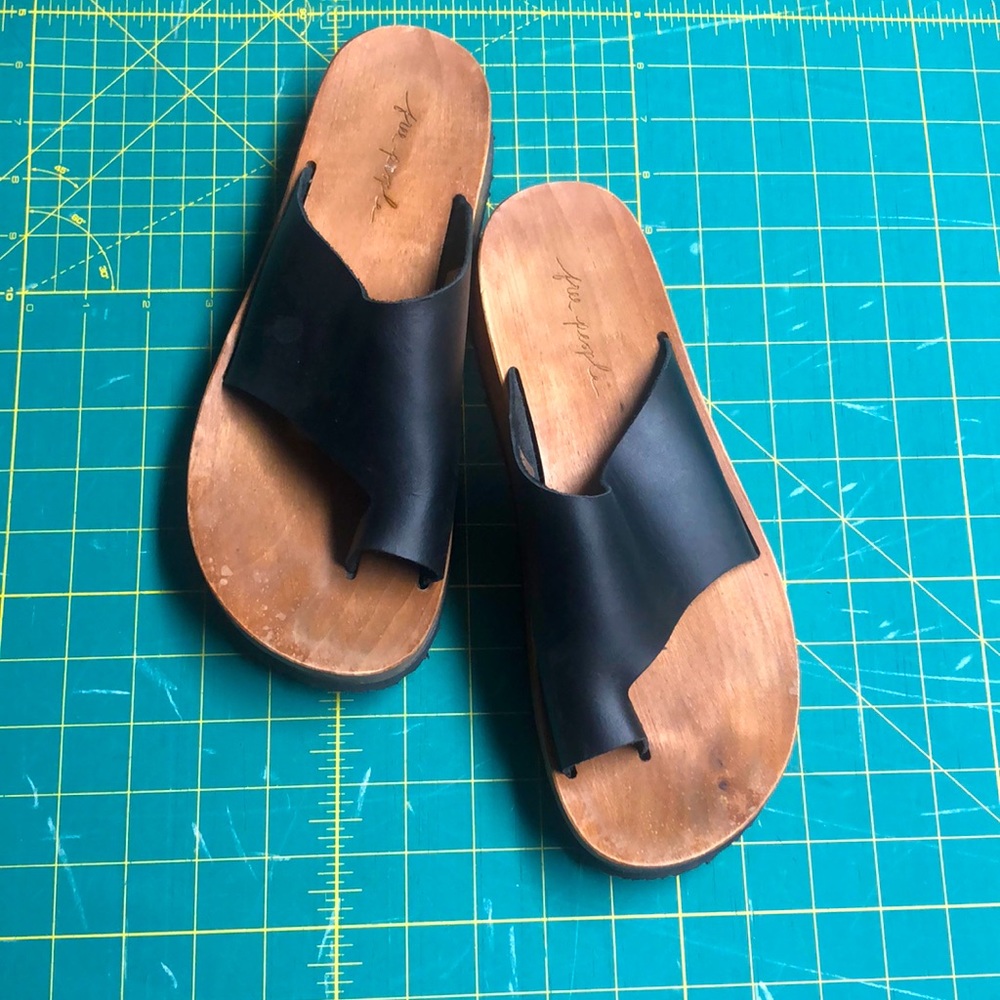 Free People womens Woodlands Platform Clog Sandal. Color black. Size 8-9.